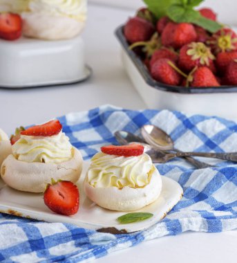 fırında kremalı pasta çilek, Beyaz ahşap masa ile yuvarlak