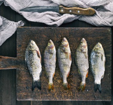 nehir balık havuz ve levrek kahverengi ahşap masa, üstten görünüm