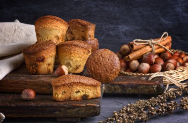  Kurutulmuş meyve kahverengi ahşap tahta üzerinde ile küçük cupcakes yakın çekim