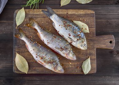  nehir balık havuz ve levrek baharatlar ve tuz kahverengi ahşap kesme tahtası