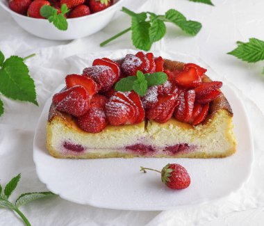 Cheesecake süzme peynir ve taze çilek beyaz seramik plaka, üstten görünüm