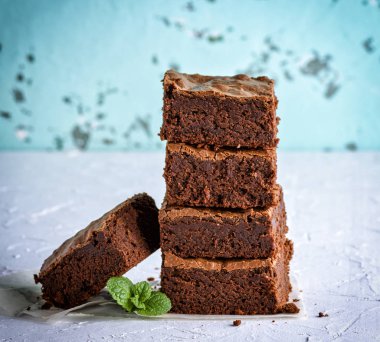 kare dilimler beyaz bir yüzeye pişmiş kek pastası yığını