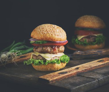 çörek orta taze sebze ve et pirzola, vintage susam ile çift cheeseburger tonlama