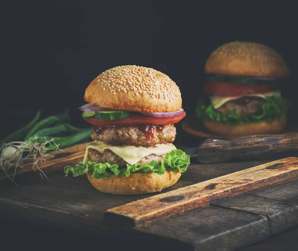 çörek orta taze sebze ve et pirzola, vintage susam ile çift cheeseburger tonlama