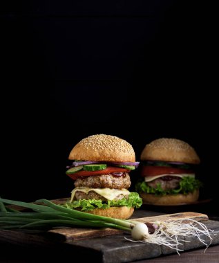 Double burger sebze ve peynir kahverengi ahşap tahtası, kopya alanı