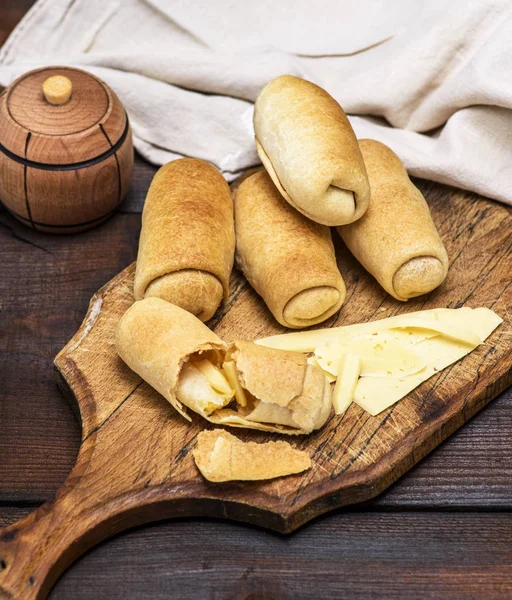 Rissóis Cozidos Forno Pequenos Com Queijo Uma Tábua Madeira Marrom — Fotografia de Stock