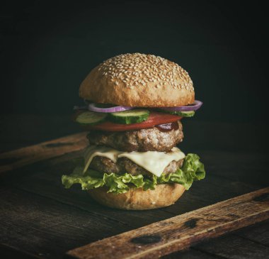 cheeseburger ile orta taze sebze ve et pirzola susam çörek