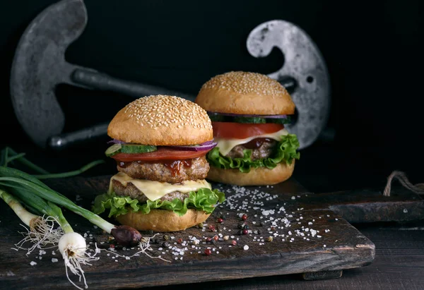 Hamburguesa Doble Con Verduras Queso Una Tabla Madera Marrón — Foto de Stock