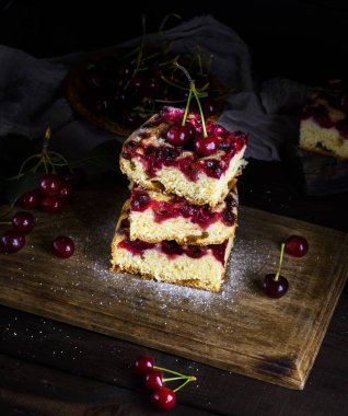 dilim börek taze kiraz bir kahverengi ahşap tahta üzerinde üzerinden yığını