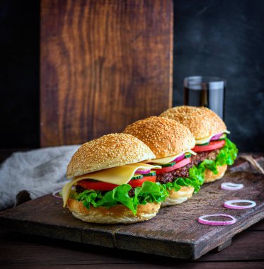 Hamburger sığır eti, soğan, domates, marul, peynir ve baharatlar ile. Taze burger