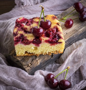 Bisküvi parçası kiraz, üstten görünüm ile pasta