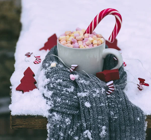 Chocolate Quente Com Marshmallow Doces Embrulhados Lenço Cinza — Fotografia de Stock