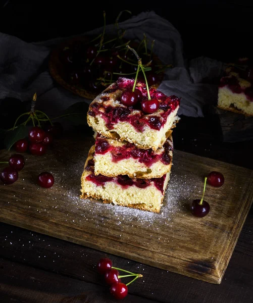 dilim börek taze kiraz bir kahverengi ahşap tahta üzerinde üzerinden yığını