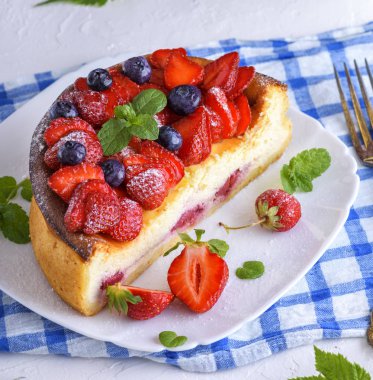 Süzme peynir ve taze çilek beyaz seramik plaka üzerinde cheesecake