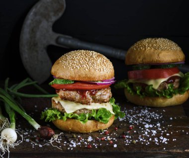 sebze ve peynir kahverengi ahşap tahta üzerinde duble burger