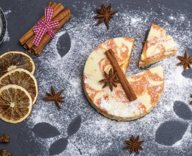 süzme peynir ve siyah arka plan, üstten görünüm üzerine pudra şekeri serpilir kabak tatlısı