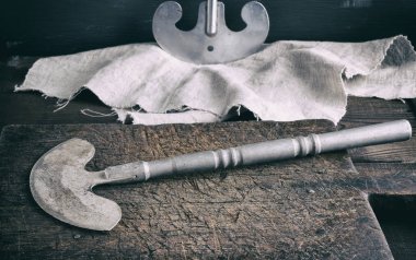 kesim et ya da kahverengi ahşap tahta üzerinde sebze için eski demir balta