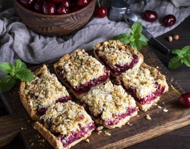 kare dilim kek kek üzerinde kahverengi ahşap masa, üstten görünüm