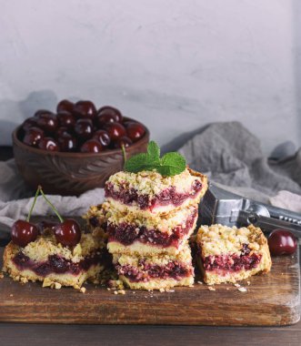 kare parça kek kek kahverengi ahşap tahtası, üstten görünüm