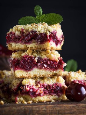 kare dilim kek yığını kahverengi ahşap tahta üzerinde harap, yakın çekim