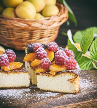 çilek ve kayısı kahverengi ahşap tahta üzerinde süzme peynir pasta parçalarını vintage tonlama