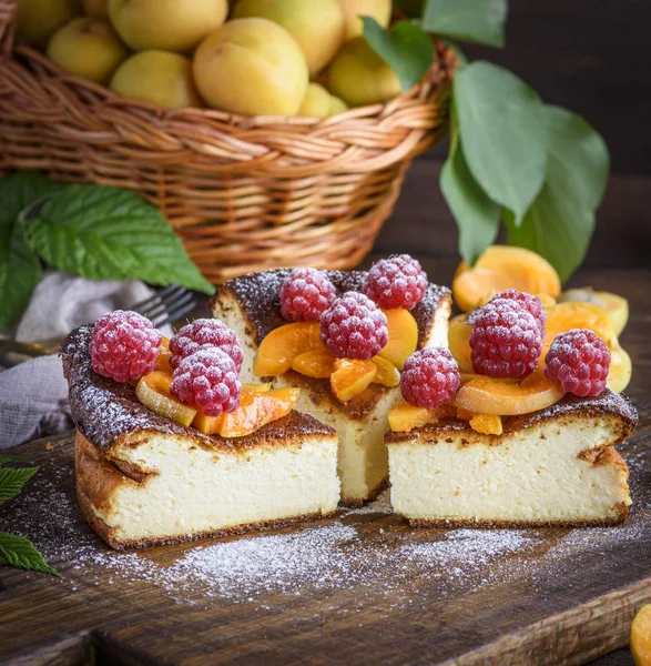 çilek ve kayısı kahverengi ahşap tahta üzerinde süzme peynir pasta parçalarını yakın çekim