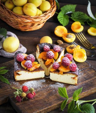 süzme peynir pasta çilek ve kayısı kahverengi ahşap tahtası, üstten görünüm ile parçaları