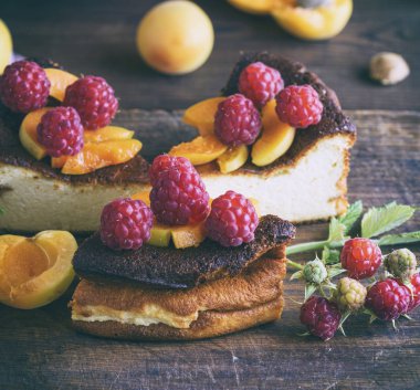 çilek ve kayısı kahverengi ahşap tahta üzerinde süzme peynir pasta parçalarını yakın çekim