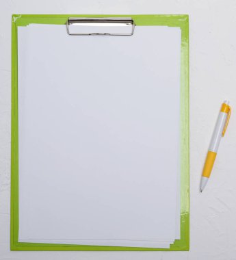 Beyaz boş kağıt sayfalarının ve kalem ile yeşil karton