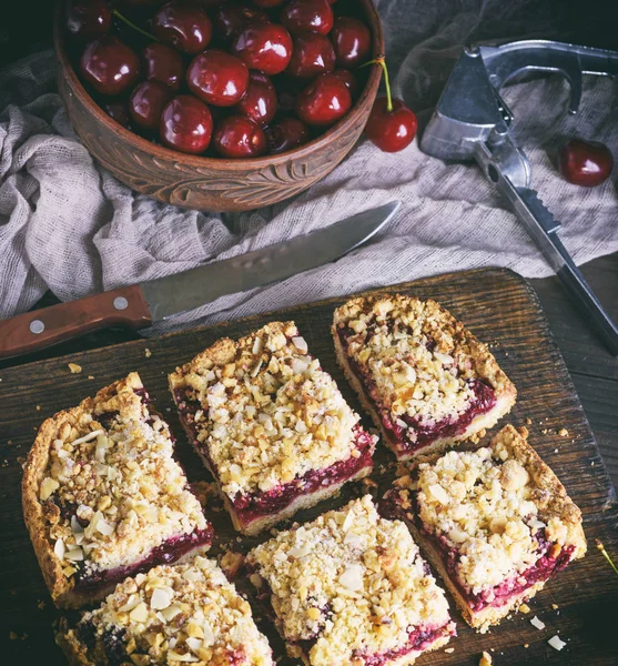 kare dilim kek kek kiraz üstten görünüm, kahverengi ahşap gemide ile vintage tonlama