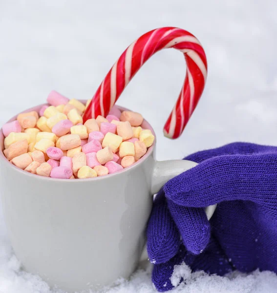 Graue Keramiktasse Mit Heißen Schokoladenscheiben Marshmallow Den Händen Auf Weißem — Stockfoto