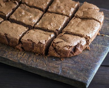 bir kahverengi ahşap masa, tatlı kek çikolatalı kek kare adet dilimlenmiş