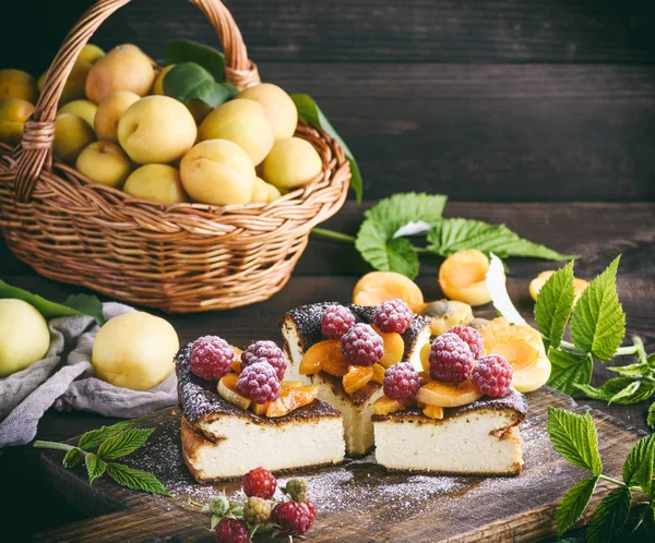 süzme peynir pasta çilek ve kayısı kahverengi ahşap tahtası, üstten görünüm ile parçaları