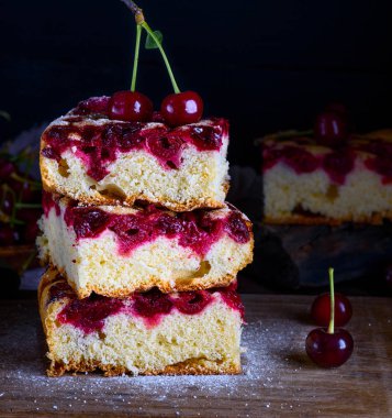 kiraz kahverengi ahşap tahtası ile bisküvi pastası kare adet kazık, yakın çekim