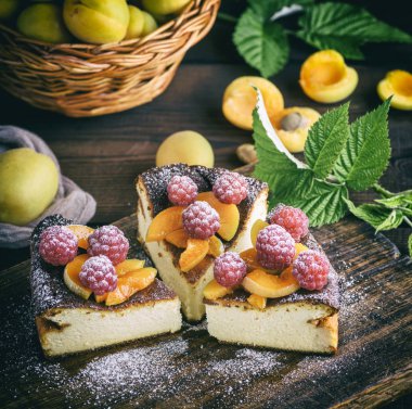 çilek ve kayısı kahverengi ahşap tahta üzerinde süzme peynir pasta parçalarını yakın çekim