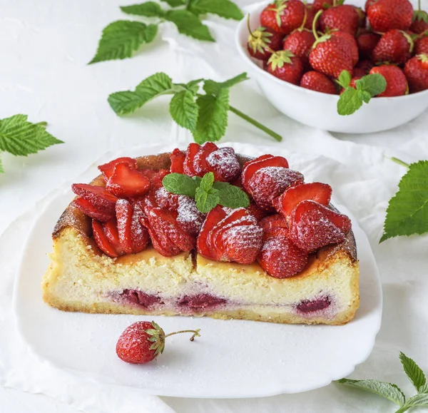 Süzme peynir ve taze çilek beyaz seramik plaka üzerinde cheesecake