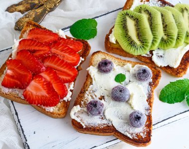 üç kare beyaz buğday ile lor üst bulaşmış üzerinden ekmek taze meyve, üstten görünüm adettir