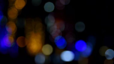 Sönen gece sokak ışıkları ile arka plan bulanık