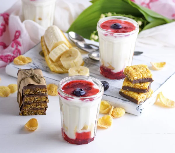Hausgemachter Joghurt Transparentem Glas Mit Sirup Und Banane Auf Weißem — Stockfoto