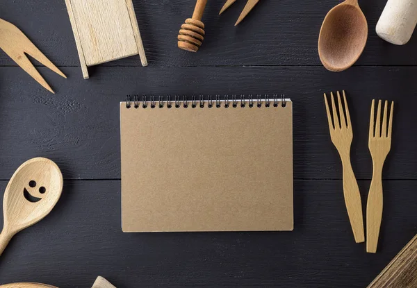 Cuaderno Abierto Con Páginas Blanco Medio Artículos Cocina Madera Sobre — Foto de Stock