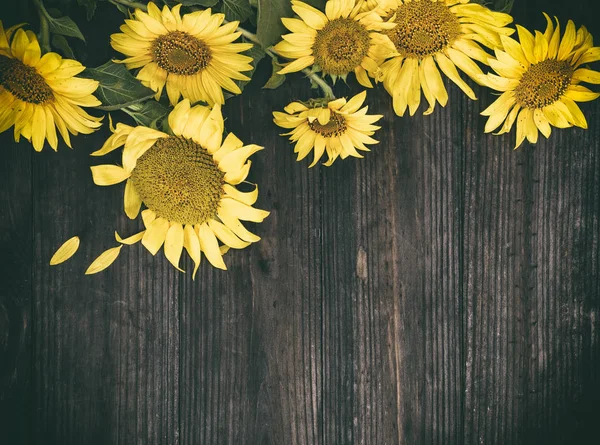 茶色の木製の背景 ヴィンテージ調色 コピー スペースに咲く黄色いヒマワリの花束 — ストック写真