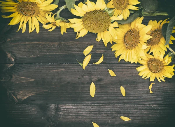 茶色の木製の背景 ヴィンテージ調色 真ん中の空スペースの開花黄色ヒマワリの花束 — ストック写真