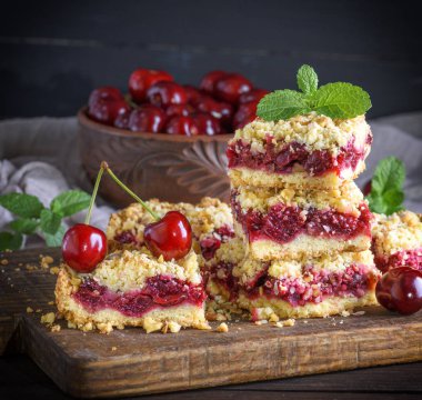 dilim kek kiraz kahverengi ahşap tahtası ile Meydanı, yakın çekim