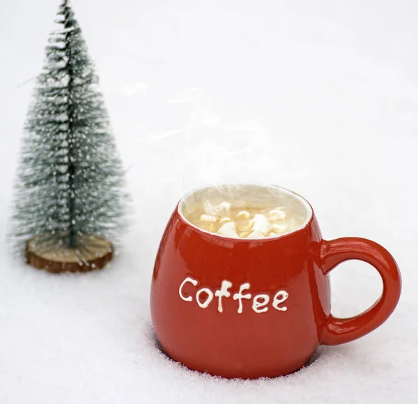 Tasse Céramique Rouge Avec Café Chaud Tranches Guimauve Sur Neige — Photo