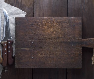 bir kolu ve iki kullanılan bıçak, üstten görünüm, kopya alanı ile çok eski kahverengi ahşap mutfak kesme tahtası