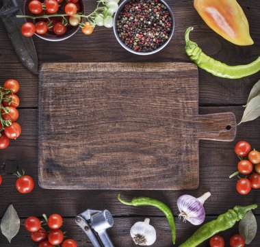 eski kahverengi boş mutfak kesme ve taze kırmızı kiraz domates yeşil biber masada, üstten görünüm