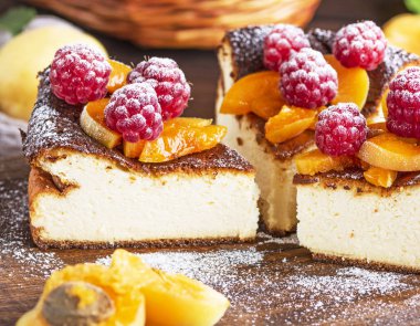 ahududu ve kayısı kahverengi ahşap tahtası ile pasta lor, yakın çekim