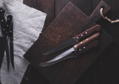 çok eski kahverengi ahşap tahta ve mutfak bıçakları, üstten görünüm kesme