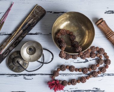 Bakır şarkı kase ve Tibet diğer dini nesneleri için Beyaz ahşap zemin üzerinde meditasyon ve alternatif tıp