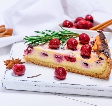 dilim cheesecake süzme peynir ve bir beyaz ahşap tahta üzerinde Marine kiraz yakın